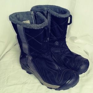 Keen black boots